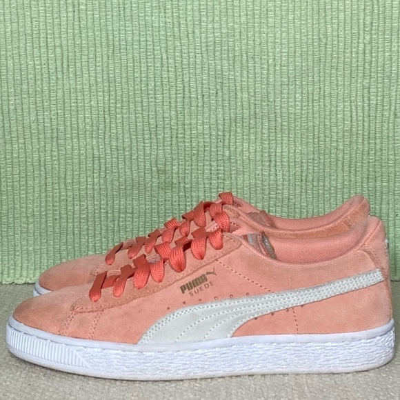 Puma Big Girls Peach/Cream Classic Suede Athletic Low Sneakers Shoes Size US 6C - Picture 2 of 11
